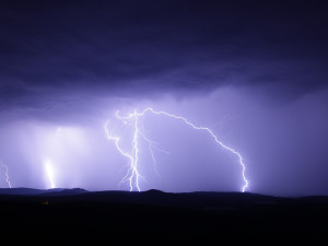 Meteorologové varují před bouřkami. Objevit by se měly odpoledne