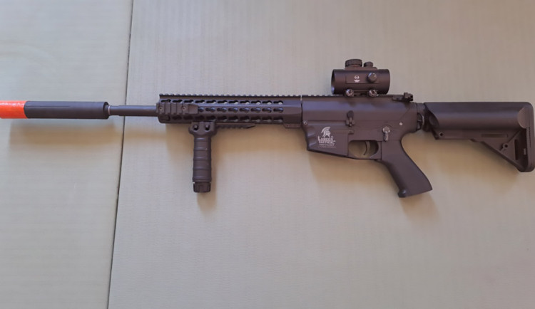 Strážnici v Prostějově zajistili u mladíka airsoftovou zbraň