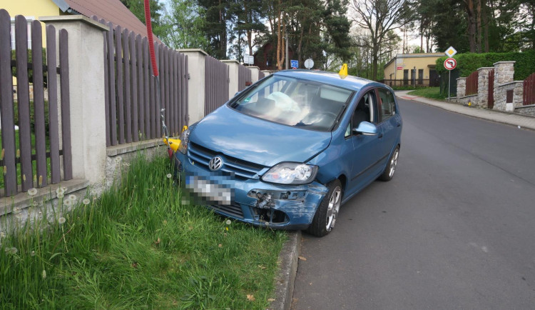 Opilý řidič havaroval v Karlových Varech, nadýchal téměř čtyři promile