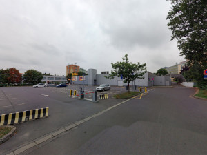 Noční parkování za dvacetikorunu. Sídlišti v Olomouci mají pomoct plochy u supermarketu