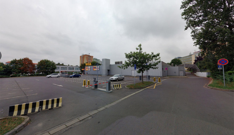 Jedno z parkovišť u prodejny Billa na Dobnerově ulici v Olomouci - ilustrační foto