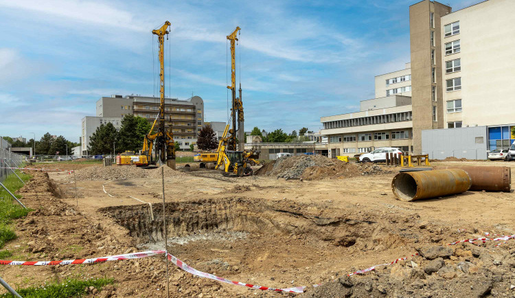 Stavbaři zahájili pilotáž základů nové hradecké chirurgie