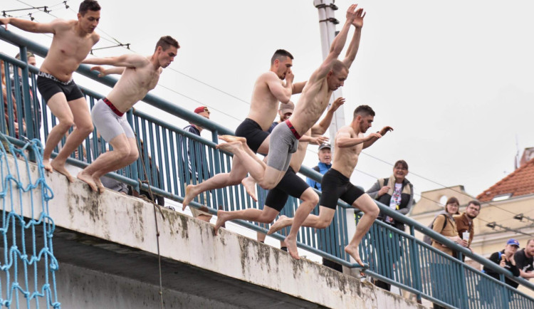 V centru Hradce Králové se bude opět skákat z mostu do Labe, je tu další Branný závod