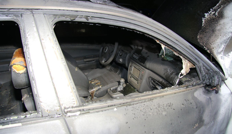 Několik aut v Chlumci nad Cidlinou skončilo v plamenech, policie hledá žháře