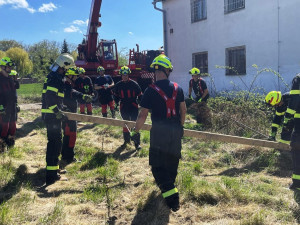 Spínací tyče a jeřáb. Hasiči ve Šternberku nacvičovali zabezpečení poškozené budovy