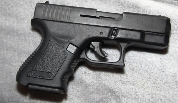 Muži přepadli benzinku na Třebíčsku, v ruce měli zbraň. Hrozí jim 10 let ve vězení