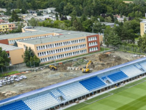 Mnohamilionová rekonstrukce fotbalového stadionu v Prostějově se protáhne, stavební firma je v insolvenci