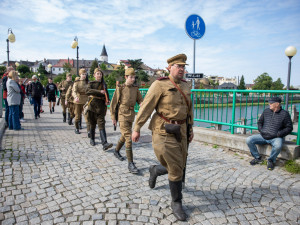FOTOGALERIE: Vojenská kolona i bojové akce u řeky Bečvy. Přerov slavil Den vítězství