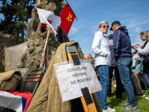 FOTOGALERIE: Vojenská kolona i bojové akce u řeky Bečvy. Přerov slavil Den vítězství
