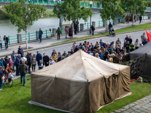 FOTOGALERIE: Vojenská kolona i bojové akce u řeky Bečvy. Přerov slavil Den vítězství