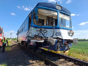 Srážka vlaku a náklaďáku na přejezdu u Olomouce. Strojvedoucí utrpěl zranění