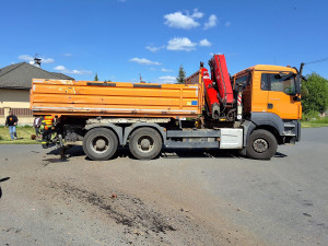 Srážka vlaku a náklaďáku na přejezdu u Olomouce. Strojvedoucí utrpěl zranění