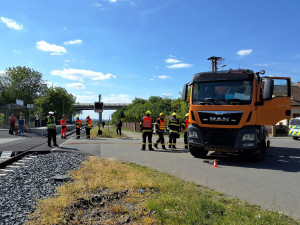 Srážka vlaku a náklaďáku na přejezdu u Olomouce. Strojvedoucí utrpěl zranění
