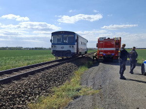 Srážka vlaku a náklaďáku na přejezdu u Olomouce. Strojvedoucí utrpěl zranění
