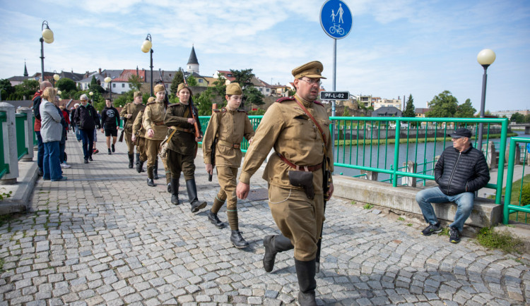 Vojenská kolona i bojové akce u řeky Bečvy. Přerov slavil Den vítězství
