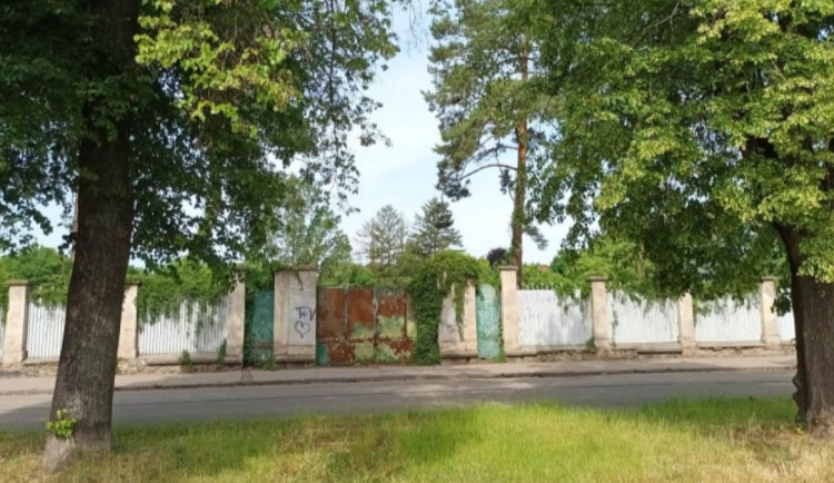 Prostějov prodává pozemky po zbouraných Jezdeckých kasárnách, chce zde byty