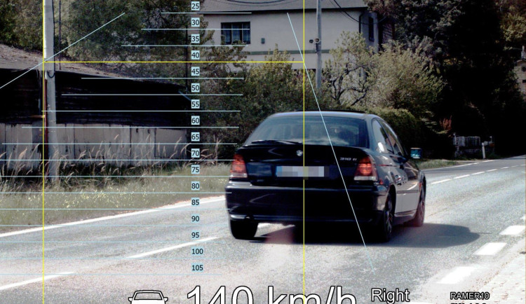 Mladík v BMW se dvěma slečnami proletěl obcí na Hronovsku stočtyřicet