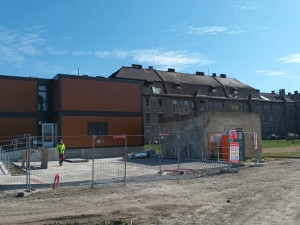 U nádraží v Přerově vyrůstá azylový dům z kontejnerů. Otevře se už v létě