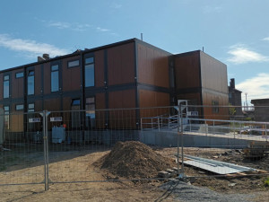 U nádraží v Přerově vyrůstá azylový dům z kontejnerů. Otevře se už v létě