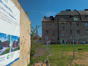 U nádraží v Přerově vyrůstá azylový dům z kontejnerů. Otevře se už v létě