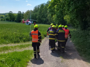 Tvrdý pád ze žebříku. Zraněného chataře na Olomoucku nesli hasiči stovky metrů do vrtulníku