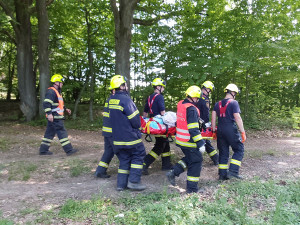 Tvrdý pád ze žebříku. Zraněného chataře na Olomoucku nesli hasiči stovky metrů do vrtulníku