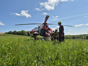Tvrdý pád ze žebříku. Zraněného chataře na Olomoucku nesli hasiči stovky metrů do vrtulníku