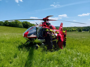 Tvrdý pád ze žebříku. Zraněného chataře na Olomoucku nesli hasiči stovky metrů do vrtulníku