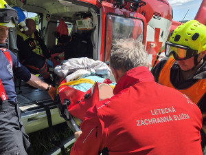 Tvrdý pád ze žebříku. Zraněného chataře na Olomoucku nesli hasiči stovky metrů do vrtulníku