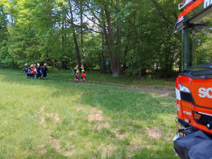 Tvrdý pád ze žebříku. Zraněného chataře na Olomoucku nesli hasiči stovky metrů do vrtulníku