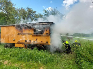Včelín na Prostějovsku pohltily plameny. Došlo i k explozi tlakové lahve