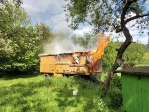 Včelín na Prostějovsku pohltily plameny. Došlo i k explozi tlakové lahve