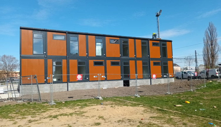 U nádraží v Přerově vyrůstá azylový dům z kontejnerů. Otevře se už v létě