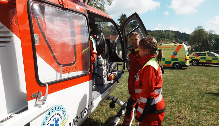 Bagrista na Bruntálsku skončil v péči lékařů kvůli komplikované zlomenině nohy