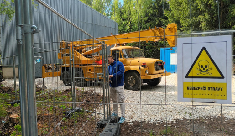 FOTOGALERIE: U Vikantic začala po čtyřiceti letech likvidace skladu jedovatých látek