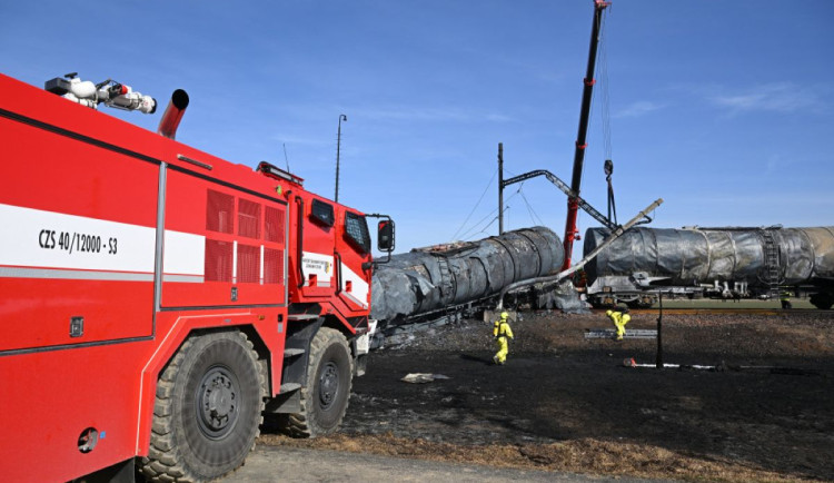 Strojvůdci havarovaného vlaku s benzenem vypovídali. Obvinění zatím nepadlo