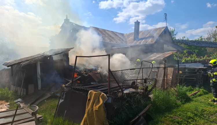 V Mrsklesích začal od pálení trávy hořet rodinný dům. Jedna osoba se zranila
