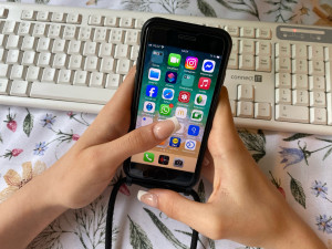 Podvodníci se přesunuli na WhatsApp. Od ženy za Hranicka vylákali téměř třicet tisíc