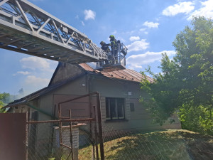 V Mrsklesích začal od pálení trávy hořet rodinný dům. Jedna osoba se zranila