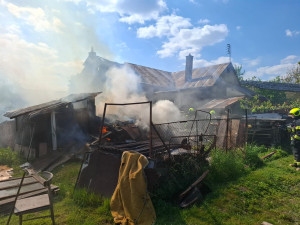 V Mrsklesích začal od pálení trávy hořet rodinný dům. Jedna osoba se zranila