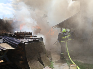V Mrsklesích začal od pálení sena hořet rodinný dům. Jedna osoba se zranila