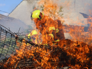 V Mrsklesích začal od pálení sena hořet rodinný dům. Jedna osoba se zranila