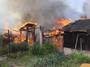 V Mrsklesích začal od pálení sena hořet rodinný dům. Jedna osoba se zranila