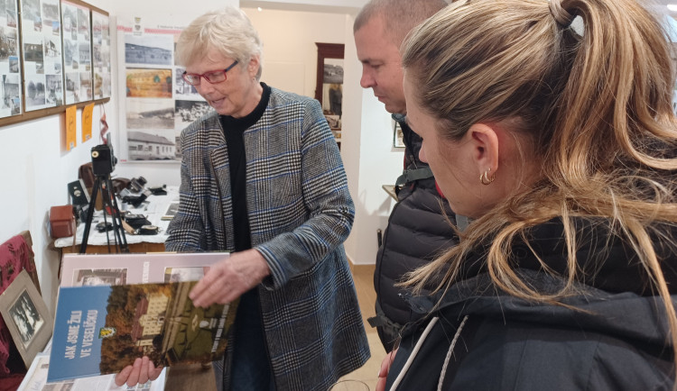 Kurátorka Muzea Záhoří na Veselíčku Stanislava Čočková ukazuje návštěvníkům novou knihu o historii vesnice.