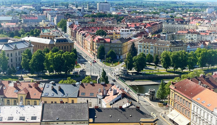 Hradec Králové plánuje konec křiklavých cedulí a nechtěného vizuálního smogu