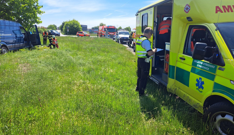 Vážná nehoda u Pištína. Zraněný řidič dodávky zůstal zaklíněn ve vozidle