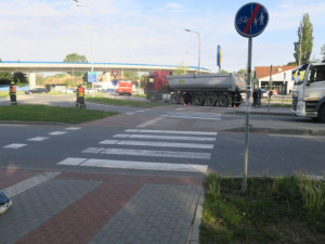 Kamion srazil v Přerově ženu na elektrokoloběžce, letěl pro ni vrtulník. Policie hledá svědky