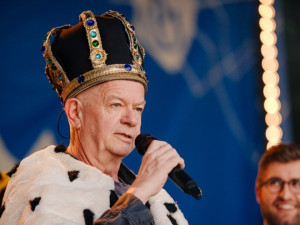 Králem letošního majálesu se stal muzikant Petr Fiala. Nebojme se, pozdravil poddané