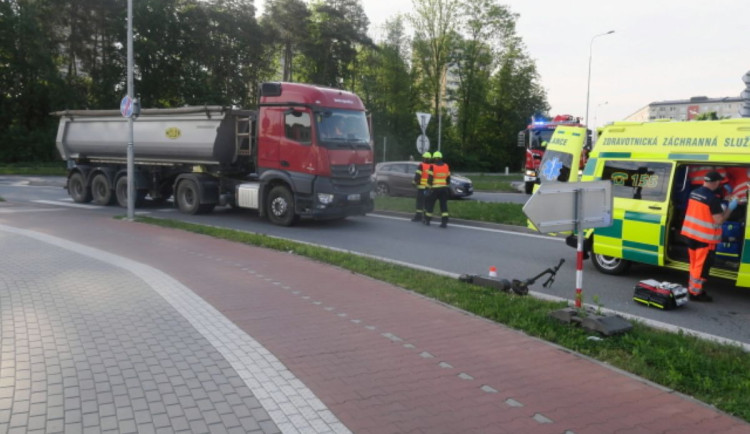Kamion srazil v Přerově ženu na elektrokoloběžce, letěl pro ni vrtulník. Policie hledá svědky