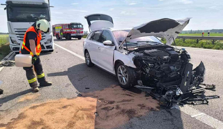 Pět aut, požár a chaos na D11: Nehoda u Stěžer ochromila dálnici